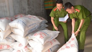 Ngày 26-4, Công an TP Móng Cái cho biết, vừa phát hiện một cơ sở chăn nuôi, sản xuất giống gia cầm sử dụng một tấn thức ăn chăn nuôi và thuốc thú y không rõ nguồn gốc. Trước đó vào 9 giờ ngày 25-4, Đội Cảnh sát môi trường Công an TP Móng Cái đã kiểm tra phát hiện, thu giữ một tấn thức ăn chăn nuôi và 20 lọ thuốc thú y (thuộc danh mục vắc-xin phòng bệnh, ghi nhãn Trung Quốc) tại cơ sở chăn nuôi, sản xuất giống gia cầm trên địa bàn Tổ 4, khu Hồng Phong, Phường Ninh Dương, TP Móng Cái do Ông Nguyễn Văn Sông là chủ cơ sở.
