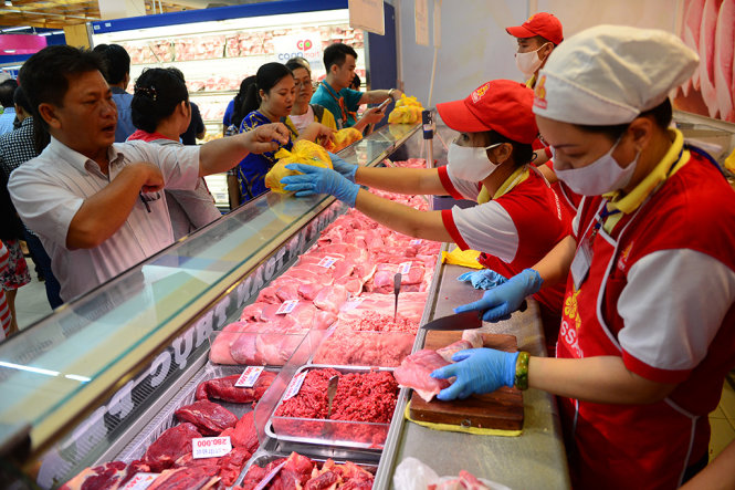 Người dân mua thịt heo tại siêu thị Co.opMart Quang T