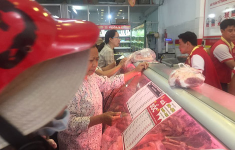 Nườm nượp đi mua thịt heo sạch giá 35.000 đồng